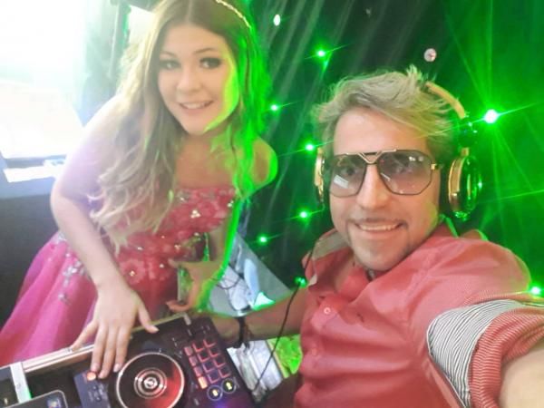 DJ Português toca no aniversário da sobrinha da eterna rainha dos baixinhos