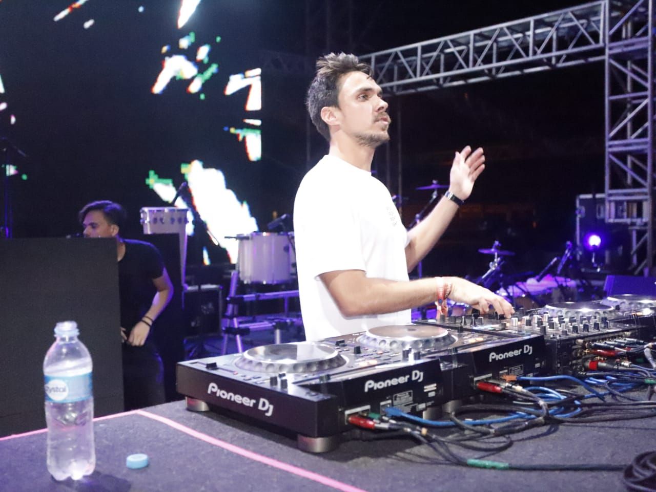 Celebridades participam do Réveillon John & John Rock Jeri