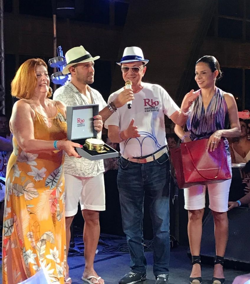 O marquês da Sapucaí Maurício Mattos entrega Tamborim de Ouro à família de João Nogueira