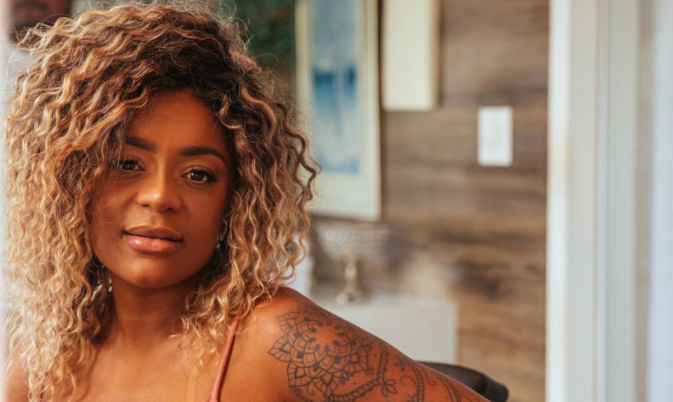 Toda natural e bonita pra caramba, Cariucha faz preenchimento labial em Nova Iguaçu