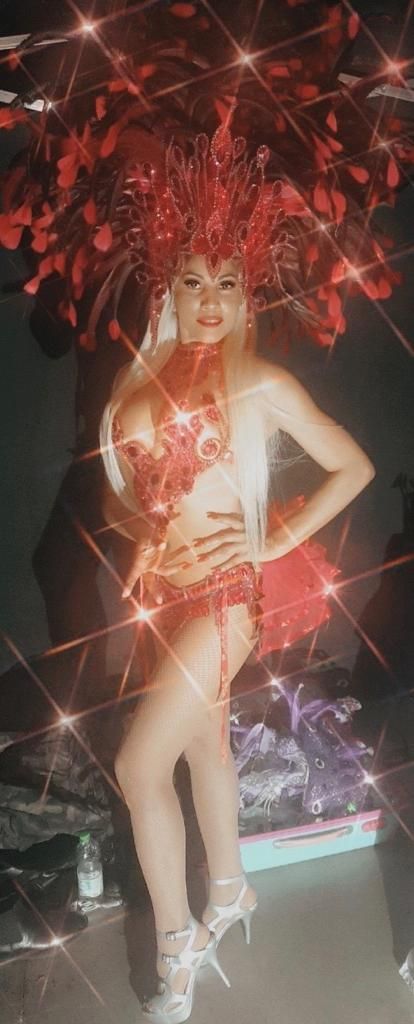 Camila Piùpiù a brasileira que representa o Carnaval carioca na Itália