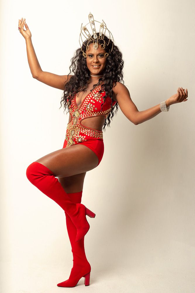 Rainha do samba na Austrália, Talita Fontainha estreia na avenida como musa da Renascer de Jacarepaguá e destaque na Portela