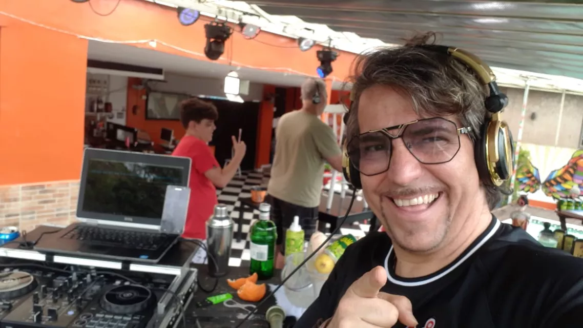 DJ Português participou da live "Sushi com humor"